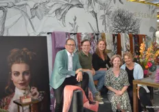 V.l.n.r.: Edgar Rijnders, Paul van der Wolk, Soraya Vermeulen, Nicole Bakker en Antje Pouw in de prachtige, kleurrijke stand van Essenza.