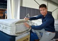 Dennis Poffers van Haarhuis & Jansen showt de binnenkant van een matras van Hypnos, het 'most comfortable bed in the world'.