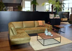 Hjort Knudsen produceert in eigen fabrieken hun moderne meubelsystemen, traditionele bankstellen en designproducten -evenals een breed scala aan recliner-, club- en functiesfauteuils.