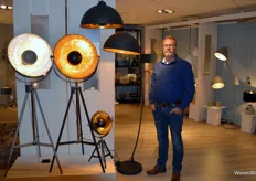 Jan Huisman van het bedrijf Vandeheg staat naast de Golden Sun designlamp. De ruwe, gouden afwerking binnenin is een uniek design element dat de lamp speciaal maakt.