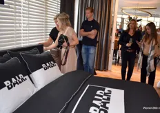 Styliste en salesmanager Shannon Daams (met bruine jurk) laat een bezoeker zien van welke materialen de BALR.-bedden zijn gemaakt.