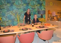Angela de Geus (l) en Parette Stotijn van Spoinq toonden de (maatwerk) meubels en verlichting van het merk. Deze passen in projecten, restaurants en hotels, maar ook in huis.