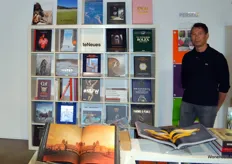 Raoul van der Haar van Persell, met de 'koffietafelboeken' van uitgeverij TeNeues. De boeken met grote prenten zijn bedoeld voor decoratie.