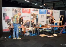 Ook vond de Nederlands Kampioenschap Meubelstofferen plaats tijdens de beurs. Hier zijn enkele kandidaten druk aan de slag. PT (Prestigious Textiles) sponsorde de stoffen die de kandidaten konden gebruiken voor het stofferen van de stoelen.