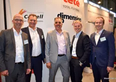 V.l.n.r. Johan Ploeg, Arie Rikkink, Bob van Regteren, Jochem Harms en Lorenzo Matarrese van Tété total-flooring, een groothandelsbedrijf in zachte en harde vloerbedekkingen.