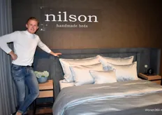 Mark Schreuder van Nilson Beds, bij een bed met twee hoofdborden van de hand van Marcel Wolterinck.