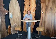 Edward Otten voor zijn collectie zelfgemaakte houten tafels. Al het hout wat hij hiervoor gebruikt is afkomstig uit Nederland.