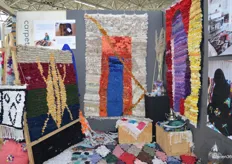 De kleurrijke 'Carpet of Life' collectie van Marina van Dieren. De carpetten zijn handgemaakt in de SAHARA.  