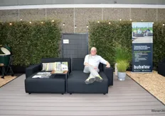Marco Verschut op de outdoor loungebank van Bubalou: 100% waterdicht.
