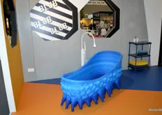 De soft-tub Sessilia is het eerste uit een stuk 3D geprinte bad van de wereld. Van Dekker Zevenhuizen en ontworpen in samenwerking met Marc van de Heijden van Triboo.