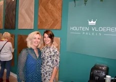 Claudia Looysen en Charon van Velzen van Houten Vloeren Paleis. De vloerenspecialisten stonden er met verschillende trendy vloeren.