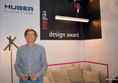 Pawet Huber van Huber Furniture poseert bij een lamp waarmee hij een Reddot Design Award heeft gewonnen.