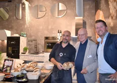 Fermentatie-expert Christian Weij (bekend van het boek Verrot lekker, waarvan er al 16.000 verkocht zijn) bakte brood in de stand van STEEL-Benelux, met Frans-Anno Tweebeeke en Christian Borsboom (rechts).