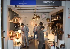 Robin Punt van Sompex en Villeroy & Boch kijkt op de achtergrond toe hoe Duitse klanten een kijkje nemen naar zijn collectie.