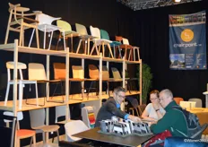 Nicolas Bianchi van stoelenspeciaalzaak Chairpoint druk in gesprek met klanten. De collectie stoelen wordt aangevuld met een geselecteerd assortiment tafels, tapijten en objecten voor thuis, horeca als kantoor.