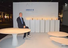 Leo Aerts van het Belgische bedrijf ALINEA. Hij presenteert hier de ronde ANGELO M tafel in natuursteen.