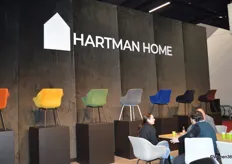 Hartman Outdoor introduceert Hartman Home. Voor de tweede keer werd de bekende kunststof kuipstuil voor binnen geintroduceerd op de IMM. Deze is afgewerkt in velvet en verkrijgbaar in zes kleuren, aldus Harry IJsinga. 