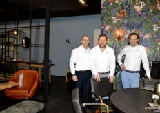 Links Stefan Lonasca, Eelco Gerlag en Michel Smits van Simone Albani. Het bedrijf stond voor de eerste keer als exposant op de IMM en is gespecialiseerd in het maken van high-end designmeubelen. Alle producten worden gemaakt in de fabriek in Roemenie.