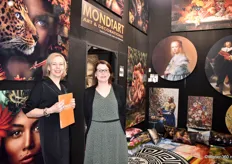 Ellen Mommers en Claire van Huijgevoort (rechts) van groothandel producent MONDiART, dat voortdurend nieuwe producten op de markt brengt.