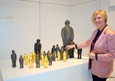 Zaakvoerder Sonja Crevits van Gardeco poseert bij de intrigerende Visitor-beeldjes van de hand van de Belgische kunstenaar Guido Deleu.