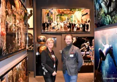 Jeannette van Rijswijk van Cobra Art met de Amsterdamse galerijhouder Leon Jongman, met boven hun een werk met internationale artiesten en andere beroemdheden.