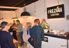 Martijn Gelissen (met groene trui) van Frezoli Lighting, een familiebedrijf met Nederlandse roots dat zich richt op creatief ontwerp en professionele productie van lampen.