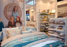 Niki Gedopt en Danique Faas in de stand van Vandyck. Het merk is wereldwijd verkrijgbaar en heeft een uitgebreide collectie bed- en badlinnen, dekbedden, kussens en boxsprings.