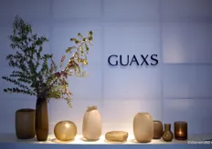 Guaxs staat voor onderscheidende en eigentijdse glazen objecten en lampen, alle met de hand geblazen.