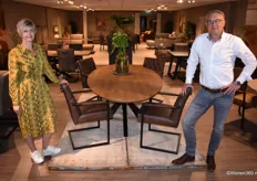 Het echtpaar Ebeline en Wiebe Bouma werken als agent voor 2M Living, een Nederlandse producent van o.a. massief eiken tafels. Ook vertegenwoordigen zij het Italiaanse merk Diva Divani.