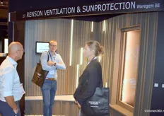Conceptadviseur Joost Bronger (links) van Renson ventilation en sunprotection in gesprek met bezoekers.