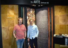 Michel van der Velde met Patrick Heijnen (rechts) van ARTE, dat een deel van de behangcollectie liet zien.