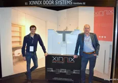 Laurens Vermeulen van Xinnix Door Systems met agent Wil Kooijmans van Wekate, dat in Nederland de belangen behartigt van het Belgische bedrijf, dat deursystemen voor binnendeuren ontwerpt, creëert en produceert.