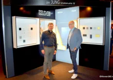 Henk Aanen en Jorgen Smits (rechts) van JUNG, specialist in schakelmateriaal.
