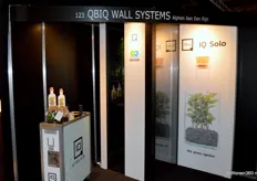 Qbiq Wall Systems toont zijn nieuwe kozijnen die zonder schroeven of kit in elkaar gezet kunnen worden. Daardoor zijn ze volledig recyclebaar.