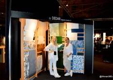 Lorette Millar (rechts) en Robin Eijck van Elements of Interior presenteren het Italiaanse stoffenhuis Dedar die in haar collectie vele delicate stoffen heeft.