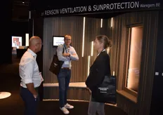 Conceptadviseur Joost Bronger (links) van Renson ventilation en sunprotection in gesprek met bezoekers.