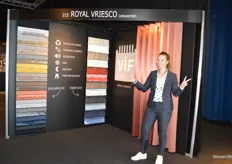 Linda van den Akker van Royal Vriesco bij de nieuwe VIF Projects producten, die gecreëerd zijn van gerecyclede petflessen.