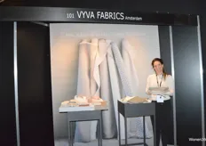 Tamar Eberwijn van Vyva Fabrics bij de nieuwste collectie: Hemp Collection, voor in- en outdoor.