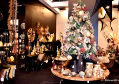 Xmas festival bevat alles om de kerstboom te vullen; luxe glasballen, vrolijke hangertjes en heel veel kunstkersttakken.