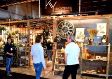 Bezoekers in gesprek met verkopers van Kolony, een uniek merk met een bijzondere collectie woonaccessoires.