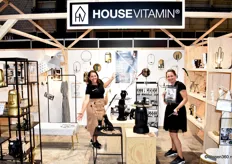 De stand van het label House Vitamin werd enthousiast vertegenwoordigd door Anna Roelofsen en Mischa van Raam. De hele stand was een mooi geheel: zwart, wit en goud.