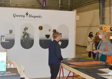 Bezoekers bij de stand van Groovy Magnets krijgen tot in detail uitgelegd wat de mogelijkheden zijn van de magnetische wanddecoratie.