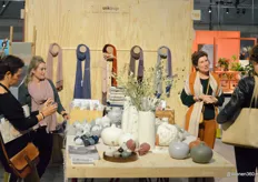 Marthe Elfring (rechts) en Wies Heutink druk in de weer om te vertellen welk nieuws ze allemaal weer in hun collectie hebben. Met Unikdesign vertegenwoordigen zij La Femme Garniture, Vases Lindform en Linnen Axlings.