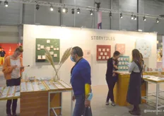 Eigenaar van StoryTiles Marga van Oers (midden) legt vol enthousiasme uit aan geïnteresseerden hoe zij met haar bedrijf kunst maakt op tegels. De producten worden ambachtelijk gemaakt in Nederland.