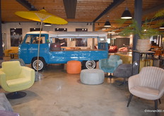 En blik in de bijna 9000 m2 grote showroom, waar zitmeubels te kust en te keur staan.