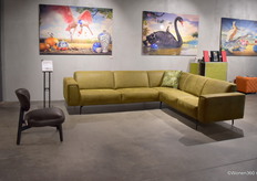 Het Anker volgt actief de trends in modellering, materiaalkeuze en kleurstelling. Daardoor zijn haar collecties altijd actueel en up-to-date. Op de wanden decoraties van mede-exposant MONDiART.