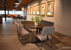 Nieuw in de collectie is Maddy; stoelen in de kleur africa mousegrey. Op de foto staan ze rond een tafel van Iccoon, dat op de huisshow eveneens haar nieuwigheden liet zien.