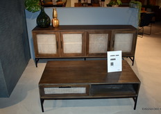 De Lodge collectie wordt gekenmerkt door rotan deuren en elegante, metalen poten. De natuurlijke materialen creëren rust, en geven een interieur een landelijke toets.