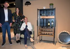 Roel van Bussel, Patricia Carvalho en Eleonora Vrijenhoek bij wijnkast GiGi. Het drietal vertegenwoordigt de merken Nijwie, Lechair en MySons met verschillende import- en accessoirelijnen.