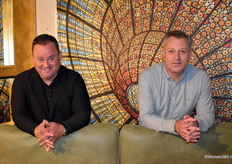 Bas Janssen en Karl van Gennep van Releazz; releaxfauteuils en banken die zich kenmerken door frisse en eigentijdse ontwerpen.